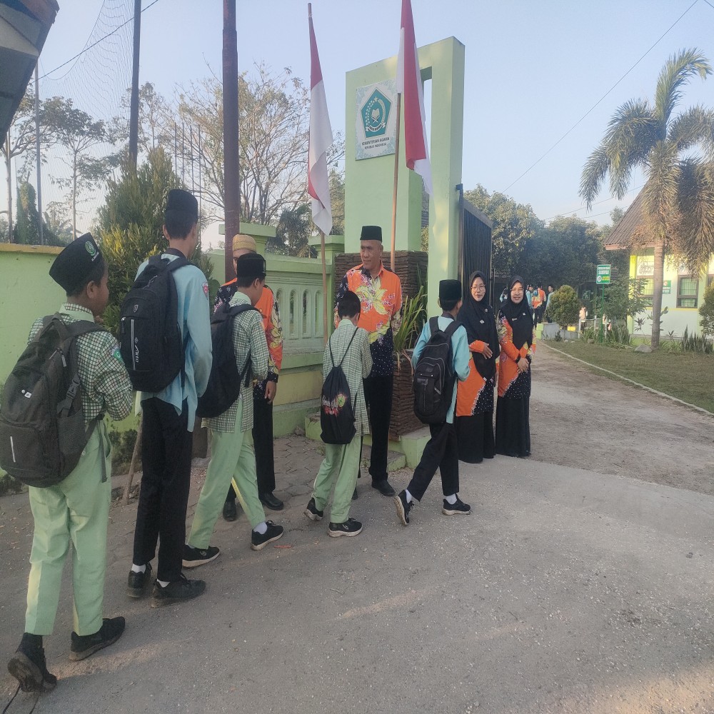 Menumbuhkan Jiwa Religius dan Disiplin di MTsN 10 Jember Lewat Rutinitas Harian (MTsN 10 Jember Sebagai Madrasah Relegius dan Disiplin)